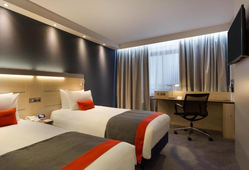 חדר סטנדרט מותאם לאדם עם מוגבלויות, Holiday Inn Express London   Watford Junction, An Ihg