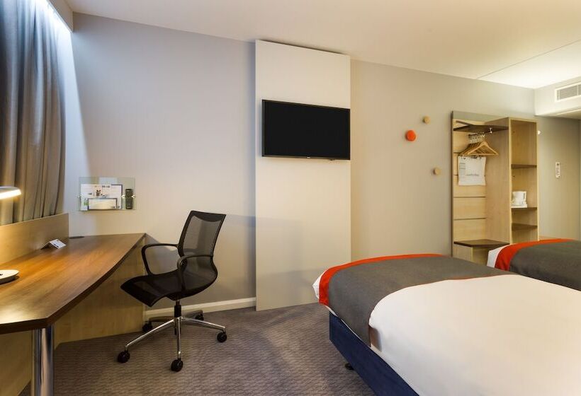 חדר סטנדרט מותאם לאדם עם מוגבלויות, Holiday Inn Express London   Watford Junction, An Ihg