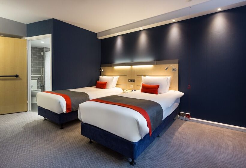 חדר סטנדרט מותאם לאדם עם מוגבלויות, Holiday Inn Express London   Watford Junction, An Ihg