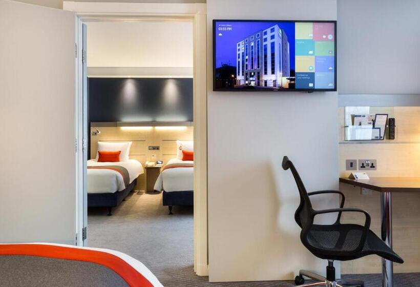 חדר סטנדרט מותאם לאדם עם מוגבלויות, Holiday Inn Express London   Watford Junction, An Ihg