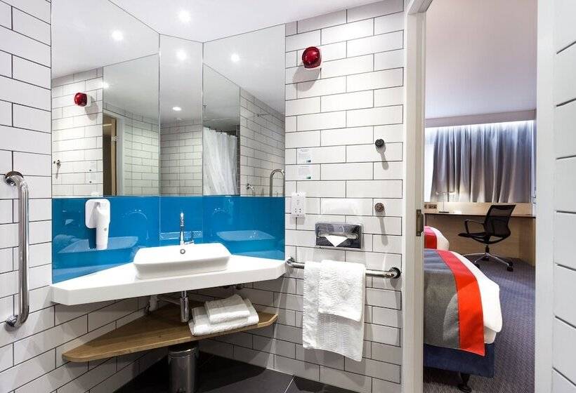 חדר סטנדרט מותאם לאדם עם מוגבלויות, Holiday Inn Express London   Watford Junction, An Ihg