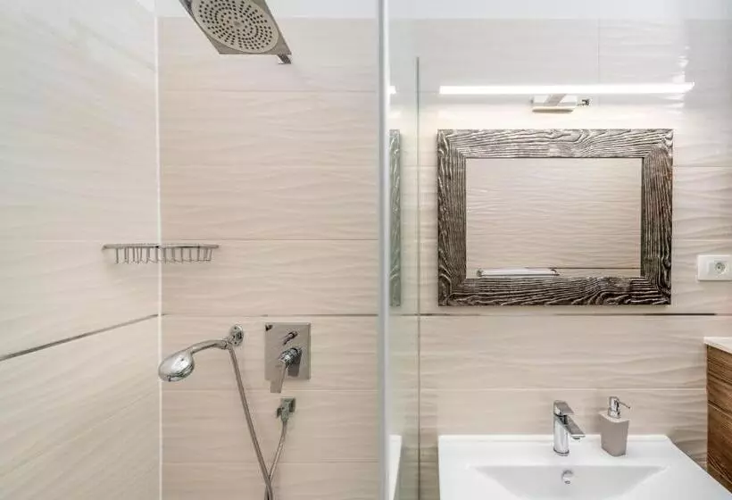 اتاق لوکس با چشم‌انداز دریا, Rooms Vedrana