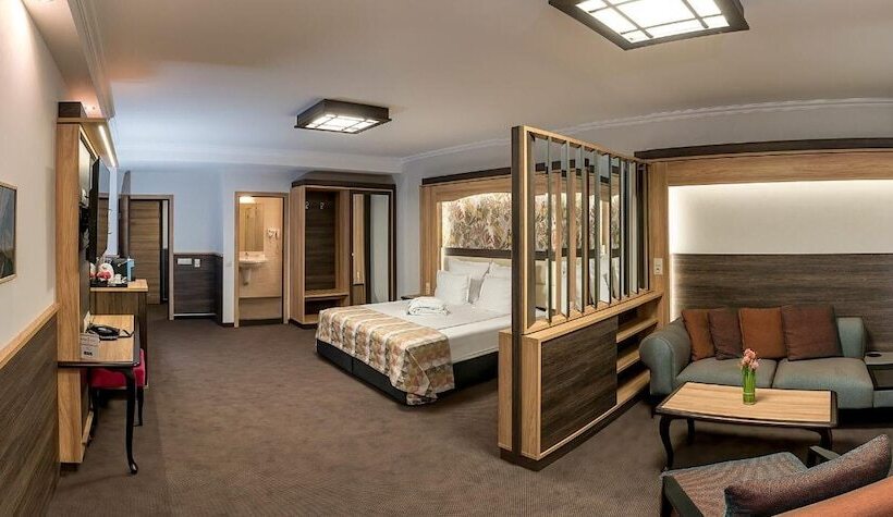 Номер Deluxe, Zoo Sofia   Secured Paid Parking