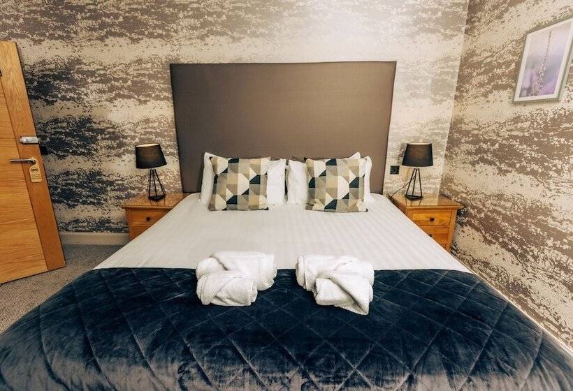 סטודיו סופריור, The Tower Gastro Pub & Apartments