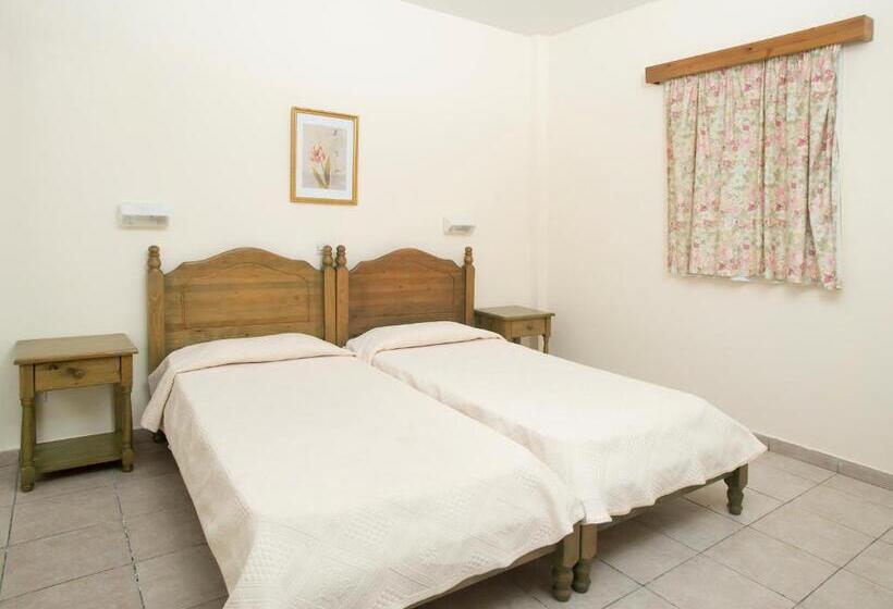 带花园景观的标准工作室, Akamanthea Holiday Village