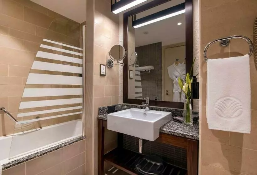 اتاق استاندارد با تخت بزرگ, Amwaj Rotana, Jumeirah Beach   Dubai