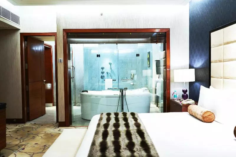 キングサイズベッドのスイートルーム, Crowne Plaza Today Gurugram, An Ihg