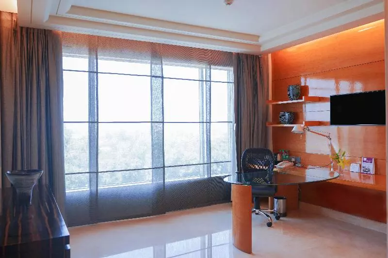 キングサイズベッドのスイートルーム, Crowne Plaza Today Gurugram, An Ihg