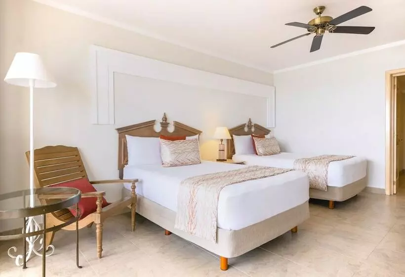 اتاق استاندارد با چشم‌انداز دریا, Iberostar Waves Rose Hall Beach