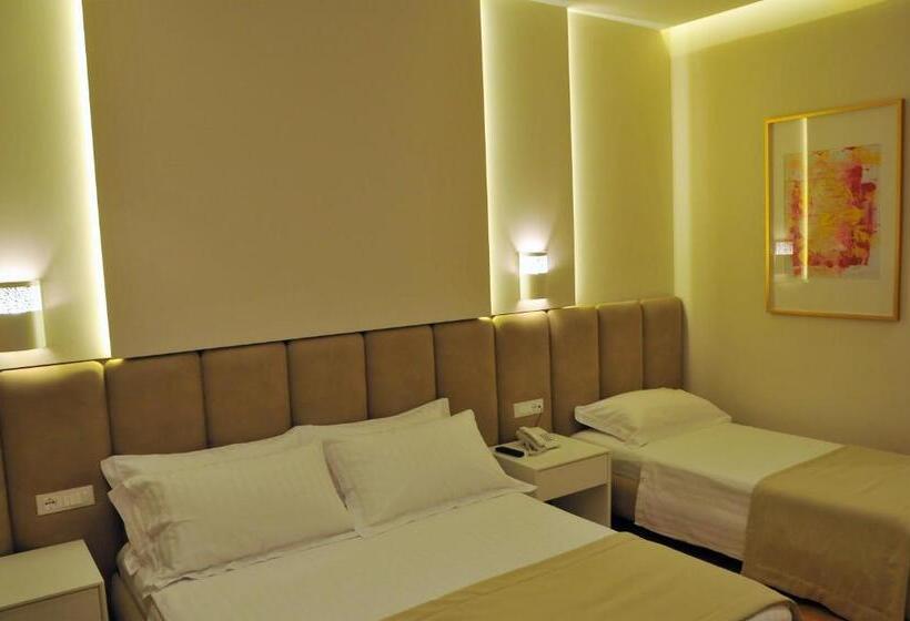 חדר משפחתי, Paradise Beach