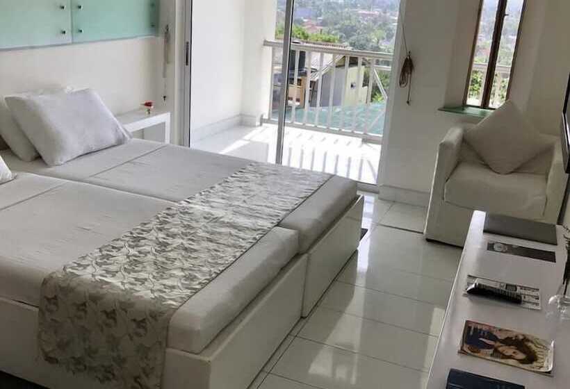 غرفة ديلوكس ثلاثية, The Lady Hill