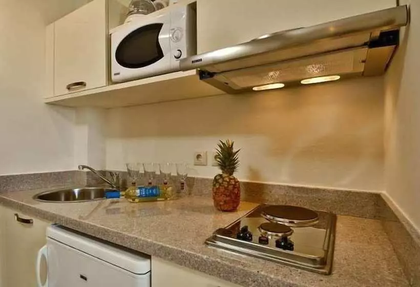 استودیوی سوپریور, Rainbow Apartments