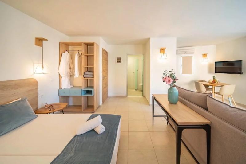 سوییت جونیور با چشم‌انداز دریا, Rainbow Apartments