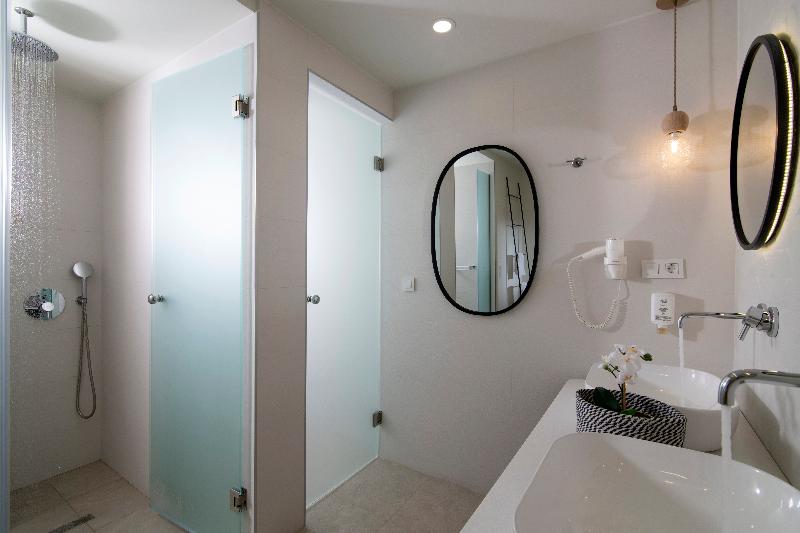 디럭스 스위트, Rainbow Apartments