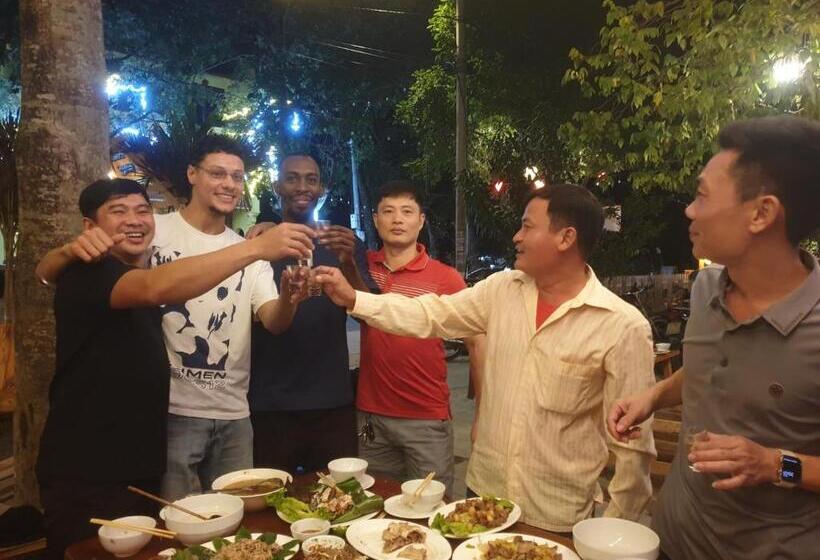 اتاق خانوادگی با چشم‌انداز کوه, Cozy Son