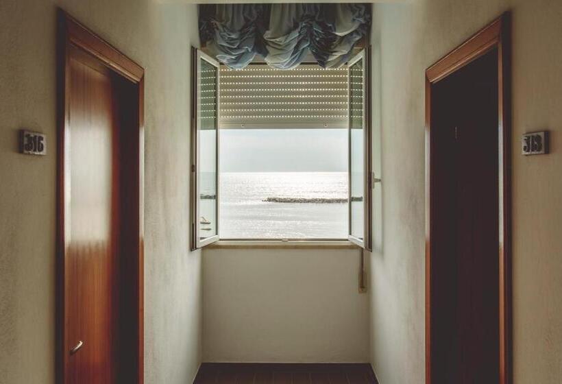 اتاق استاندارد با چشم‌انداز دریا, Marco