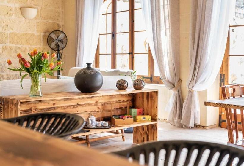 اتاق خانوادگی, Mood Farmhouse B&b