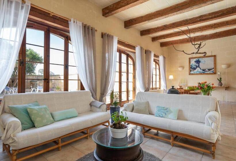 اتاق خانوادگی, Mood Farmhouse B&b