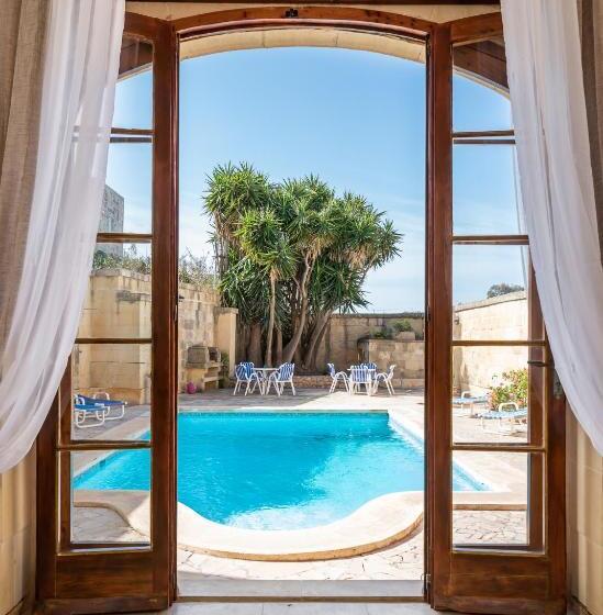 اتاق خانوادگی, Mood Farmhouse B&b