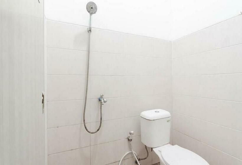 Номер Стандарт, Reddoorz Syariah At Hotel Tiga Er Near Karawang Central Plaza