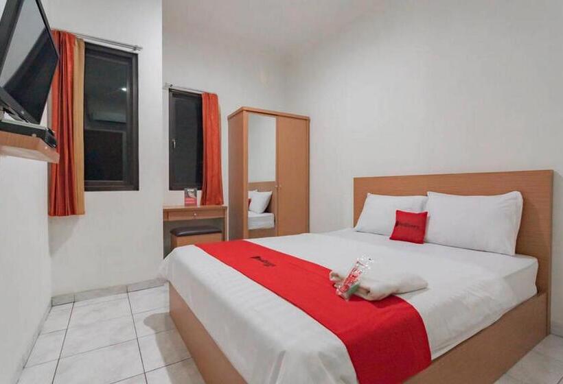 Номер Economy, Reddoorz Syariah At Hotel Tiga Er Near Karawang Central Plaza
