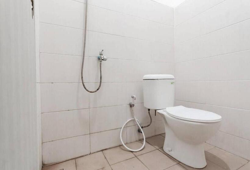 Номер Economy, Reddoorz Syariah At Hotel Tiga Er Near Karawang Central Plaza