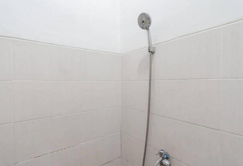 Номер Economy, Reddoorz Syariah At Hotel Tiga Er Near Karawang Central Plaza
