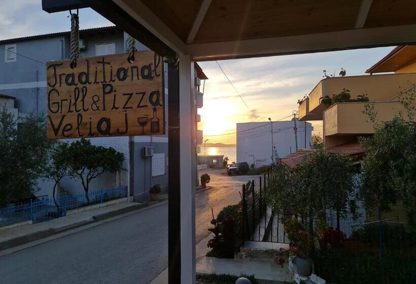 豪华三人间, Veliaj