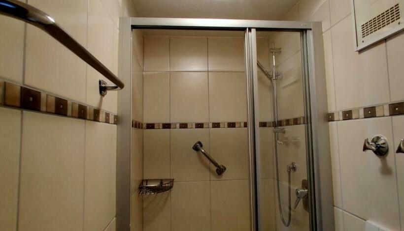 Семейный Номер, Restaurant Tomahawk