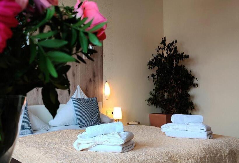 Семейный Номер, Restaurant Tomahawk