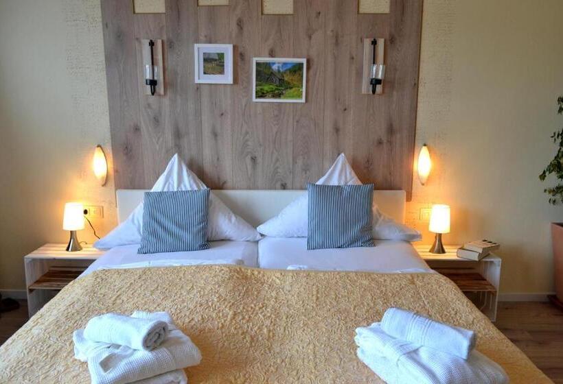 Семейный Номер, Restaurant Tomahawk