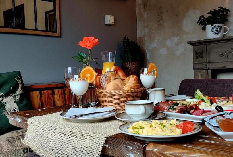 Quarto Estandar, Restaurant Tomahawk