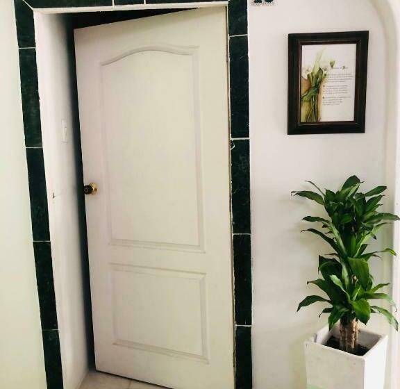 غرفة قياسية رباعية, Tita’s Airport