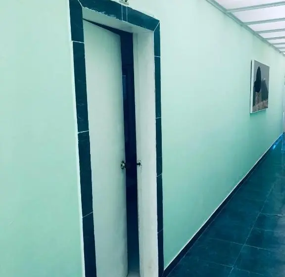 اتاق استاندارد, Tita’s Airport