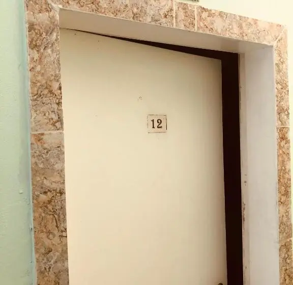 اتاق استاندارد سه نفره, Tita’s Airport