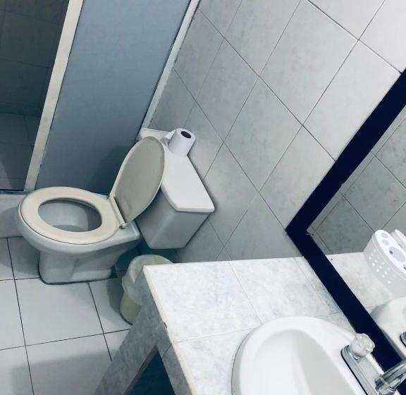 غرفة قياسية ثلاثية, Tita’s Airport