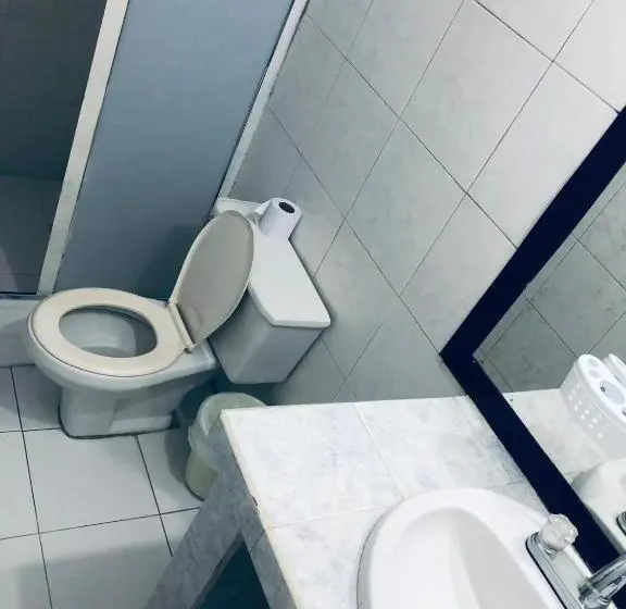 اتاق استاندارد سه نفره, Tita’s Airport