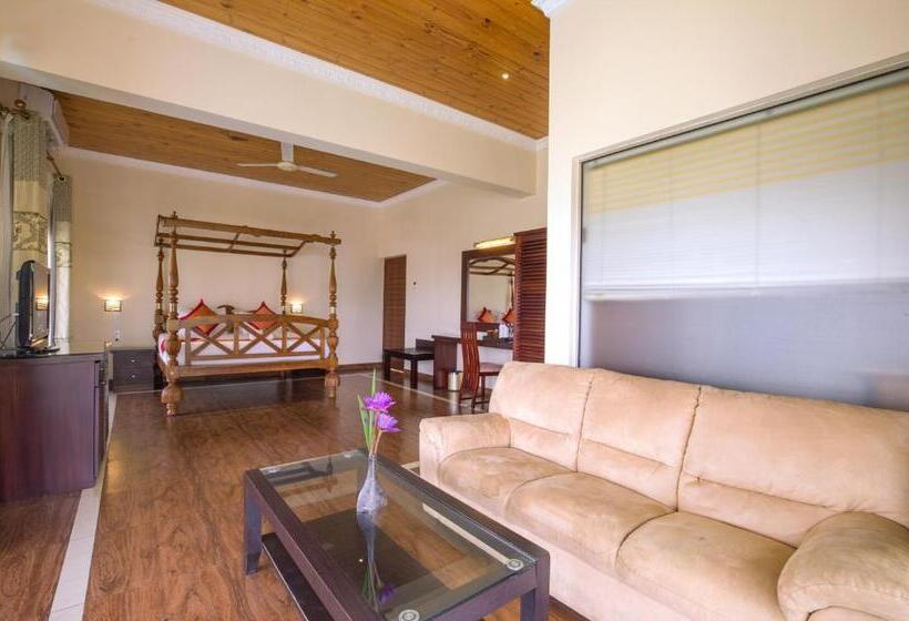 Suite with lake view, Kings Ridge Kandy