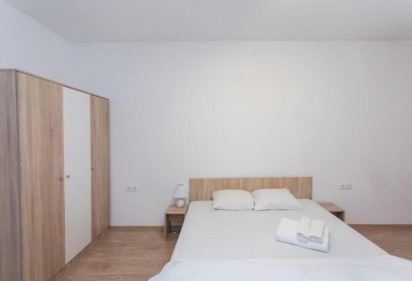 דירת חדר עם טרסה, Modern And Bright Apartments Near Center   Free Parking