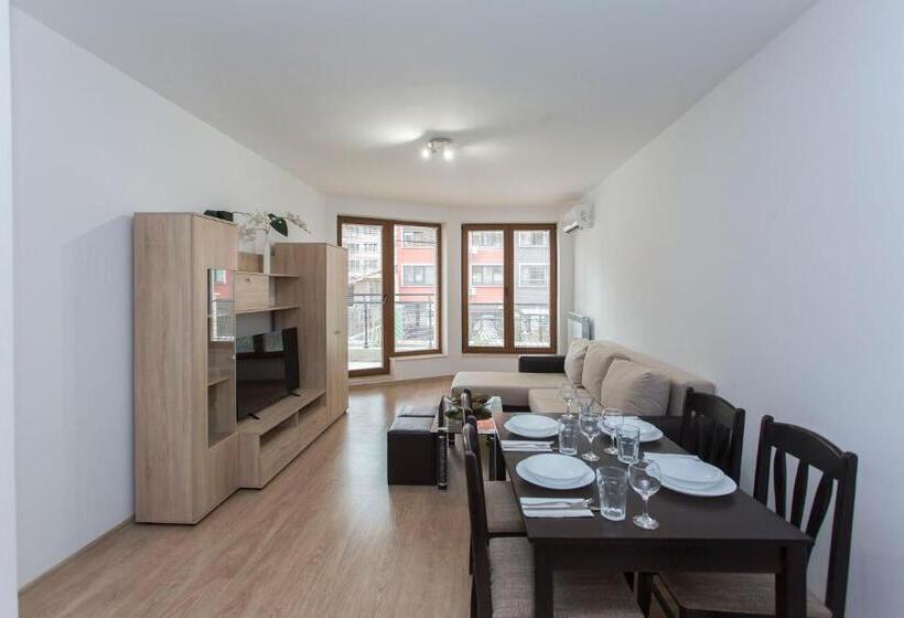 דירת חדר עם טרסה, Modern And Bright Apartments Near Center   Free Parking