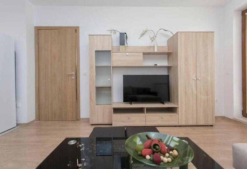 דירה בת חדר שינה 1 עם מרפסת, Modern And Bright Apartments Near Center   Free Parking