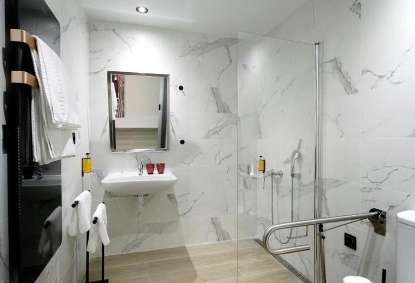 חדר סטנדרט מותאם לאדם עם מוגבלויות, Pension Ama Bilbao