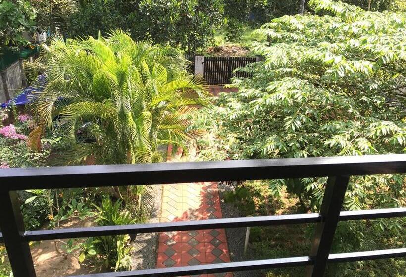 バルコニー付きスタンダードルーム, Marari Charlys Homestay
