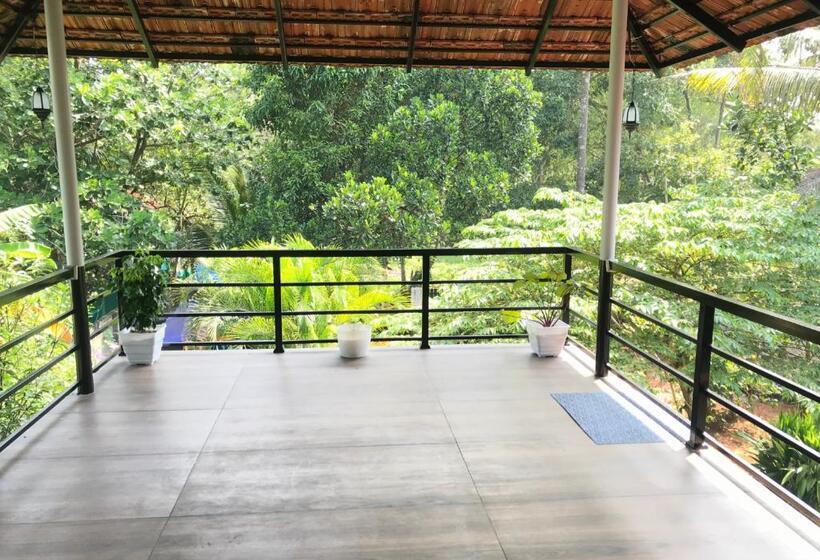 バルコニー付きデラックスルーム, Marari Charlys Homestay