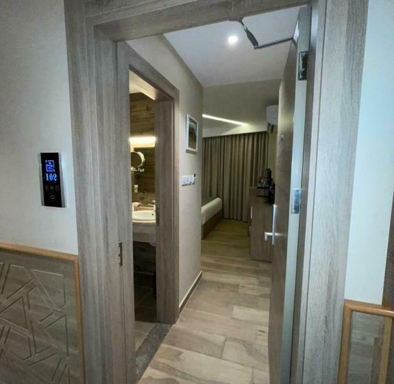 سوییت با چشم‌انداز دریا, Twins Boutique