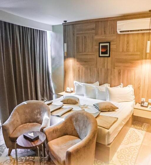 سوییت خانوادگی, Twins Boutique