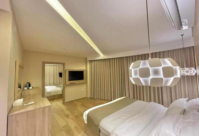 سوییت خانوادگی, Twins Boutique