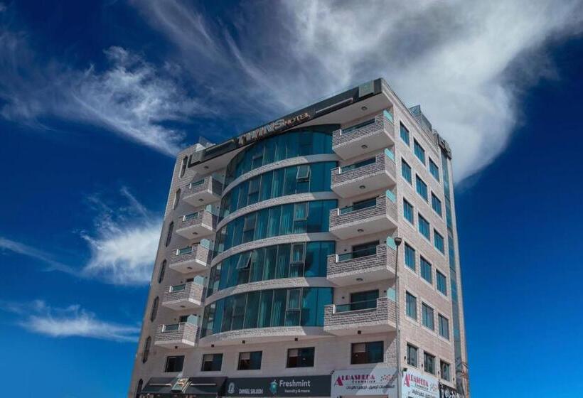 سوییت با چشم‌انداز دریا, Twins Boutique