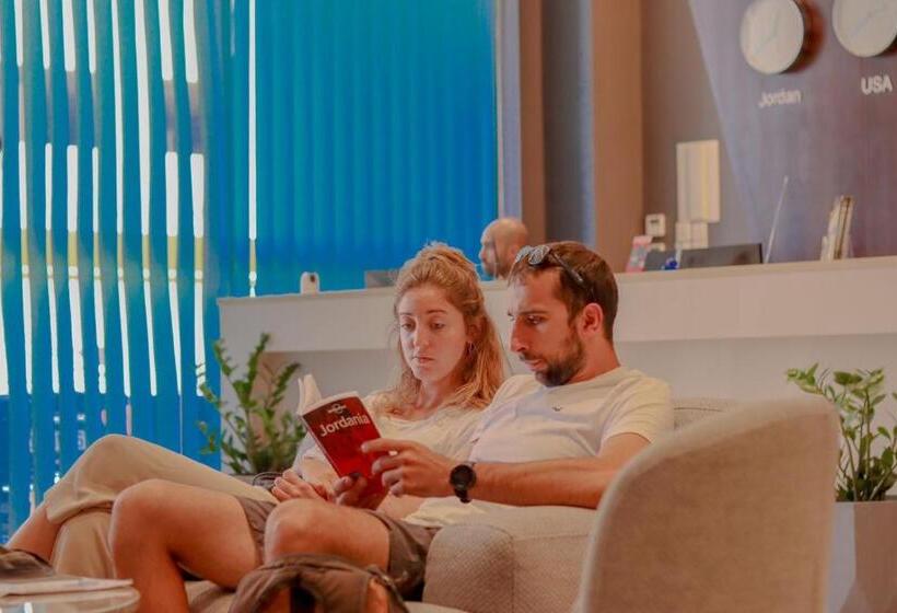 سوییت با چشم‌انداز دریا, Twins Boutique