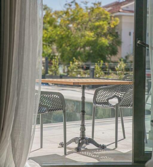 سوئیت 2 خوابه, Payava Hotel By True Blue